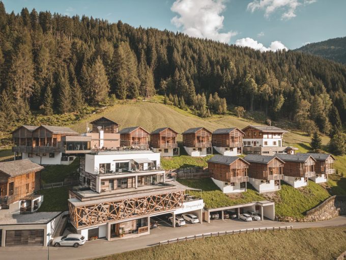 Natur und Luxus: Die Architektur der Spa-Chalets weiss beides geschickt zu verbinden. Spa Chalets Bergwiesenglück