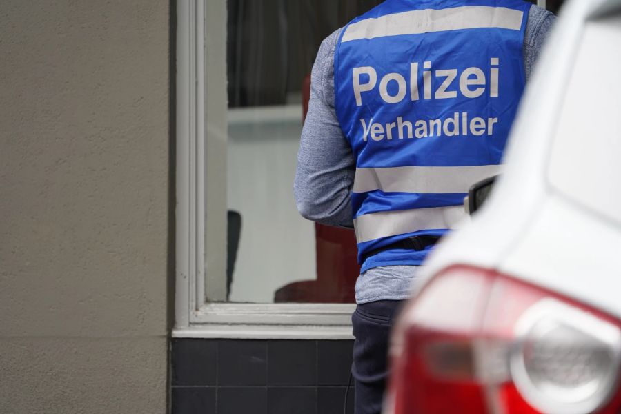 Ein Verhandler der Polizei ist anwesend.