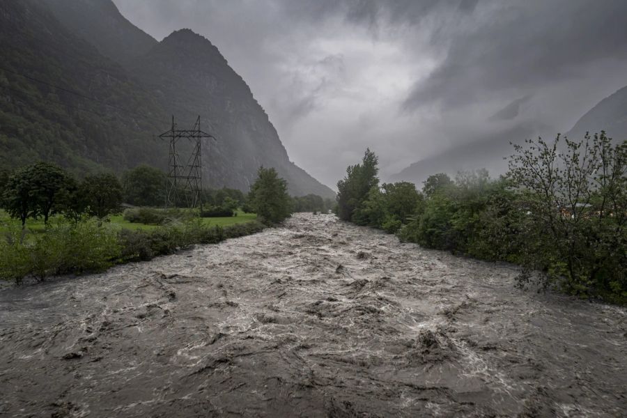 Seit Freitagabend gibt es im Kanton Tessin in der Schweiz Starkregenfällen. Die Flüsse laufen dabei immer voller, wie hier der Brenno in Biasca.