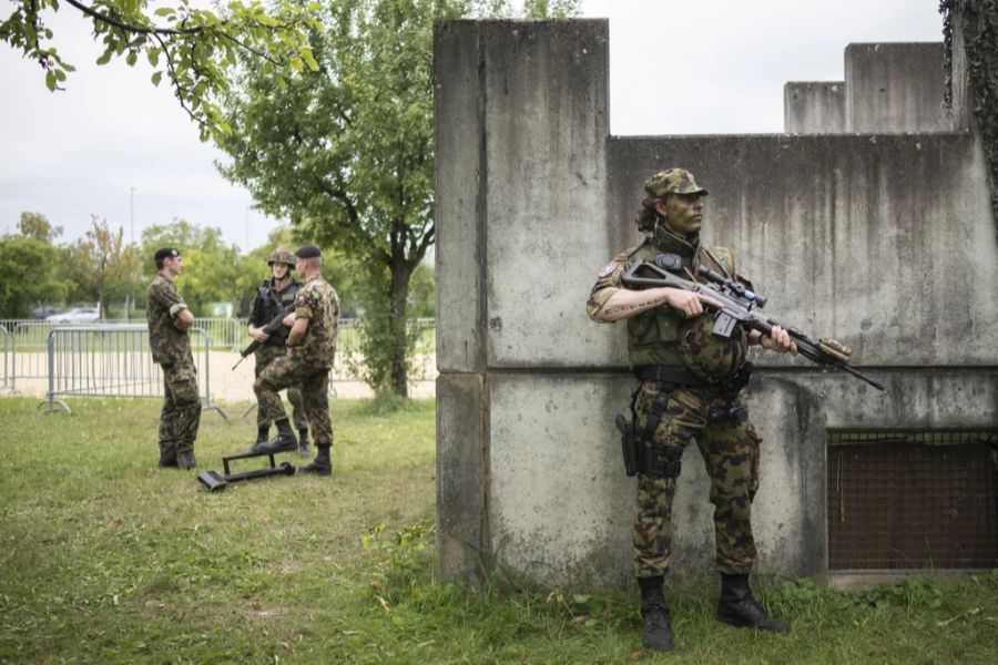 Soldaten an der Ausstellung «Connected» der Schweizer Armee, an welcher sie die Strategie für den Ausbau ihrer Verteidigungsfähigkeit bekanntgegeben hat.