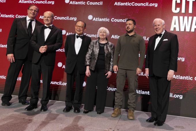 «Nicht meine Welt»: Wolodymyr Selenskyj erschien in seinem üblichen militärgrünen Pullover beim Gala-Dinner auf. Selenskyjh