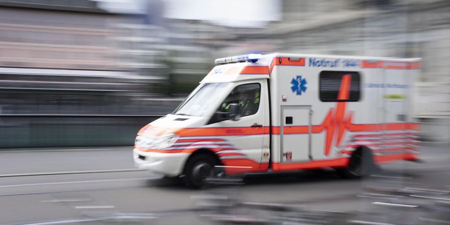 Die Ambulanz brachte den schwer verletzten Mann ins Spital, wo er kurze Zeit später verstarb. (Symbolbild)