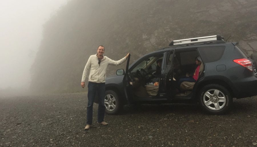 Nau.ch-Finanzexperte Stephan Lehmann-Maldonado unterwegs mit dem Auto in Bolivien.