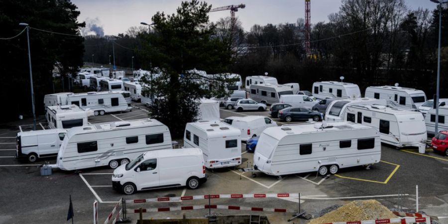 Fahrende auf dem Parkplatz Bourdonnette in Lausanne. Seit die Gruppe von diesem Areal weggewiesen wurde, hat sie sich in Aclens niedergelassen.