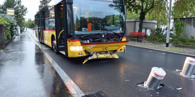 Postauto kollidiert mit zwei versenkbaren Pollern.
