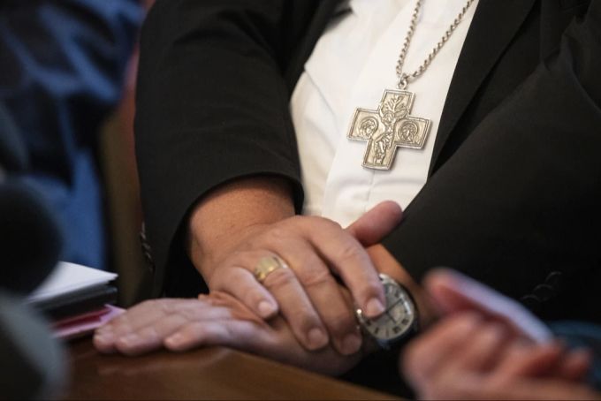 Das umgehängte Kreuz von Bischof Markus Büchel anlässlich einer Medienkonferenz zu seiner Stellungnahme zu den St. Galler Themen in der vorgestellten Studie über sexuellen Missbrauch in der katholischen Kirche. Umgehängtes Kreuz Bischof