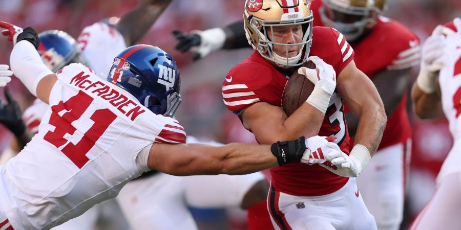 San Francisco 49ers Running Back Christian McCaffrey (r) läuft gegen New York Giants Linebacker Micah McFadden (41).