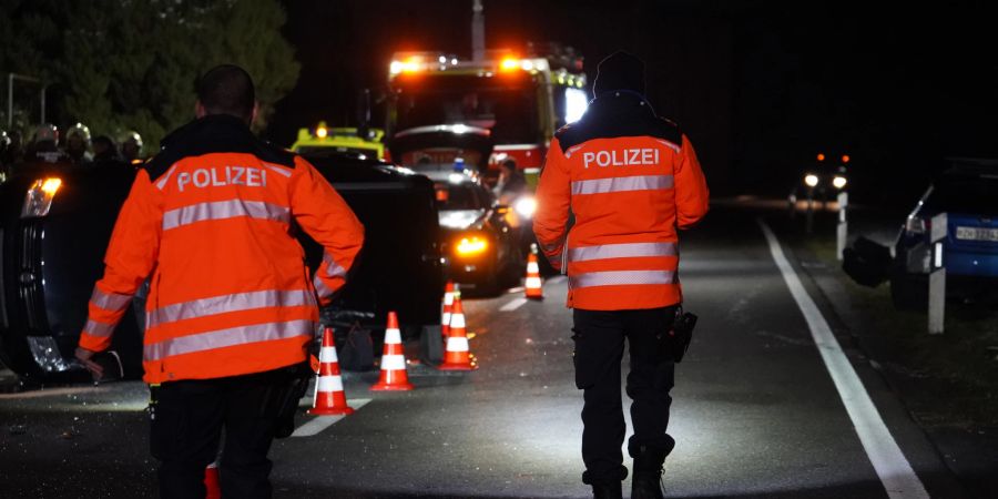 Ein Polizeieinsatz bei einem nächtlichen Unfall. (Symbolbild)