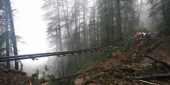 Schwere Monsunregenfälle: Ein Teil der historischen Eisenbahnstrecke Shimla-Kalka wurde weggespült. Schwere Monsunregenfälle: Ein Teil der historischen Eisenbahnstrecke Shimla-Kalka wurde weggespült.