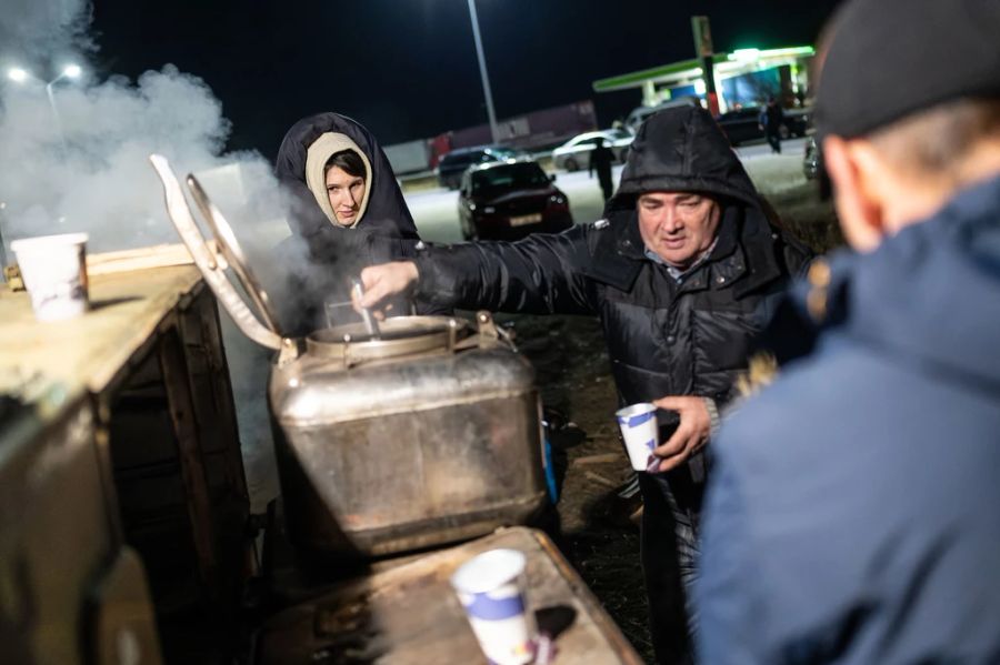 Wer es über die ukrainische Grenze geschafft hat, kann sich mit Tee und Suppe stärken.