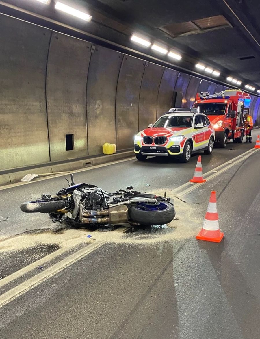 Grund war ein heftiger Verkehrsunfall, ausgelöst durch einen Motorrad-Fahrer mit französischem Nummernschild.