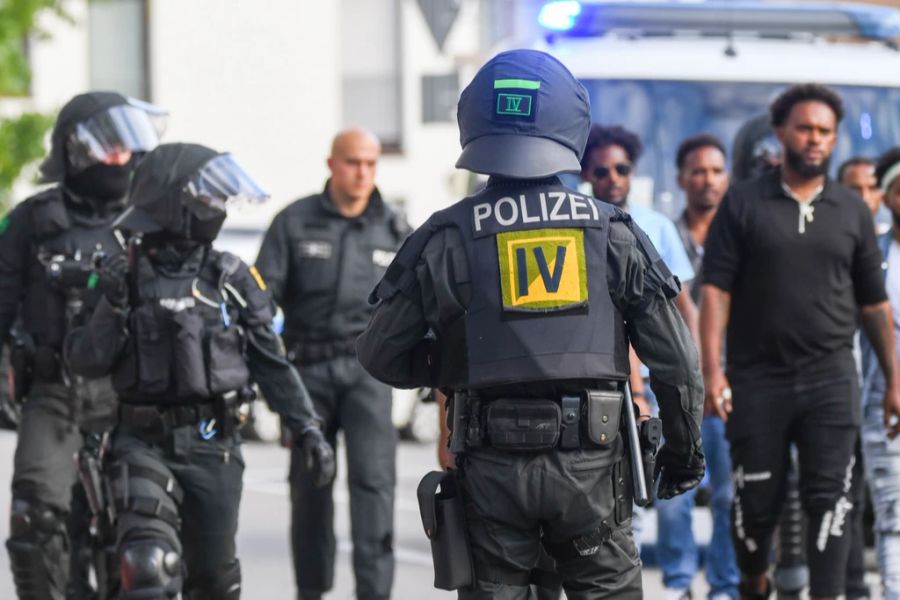 Der Straftatbestand des Landfriedensbruchs dürfte bei den Beschuldigten mit einer gewissen Wahrscheinlichkeit erfüllt sein, erklärt Gerhard Fiolka. (Symbolbild)