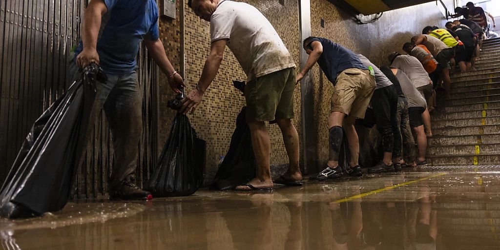 Über 100 Verletzte Nach Rekordregen In Hongkong