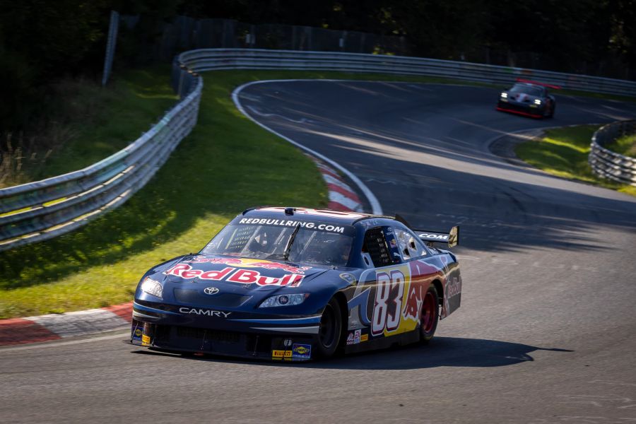 Auch ein NASCAR, gesteuert von Ex-Formel-1-Fahrer Patrick Friesacher, hat Red Bull an den Nürburgring mitgebracht.