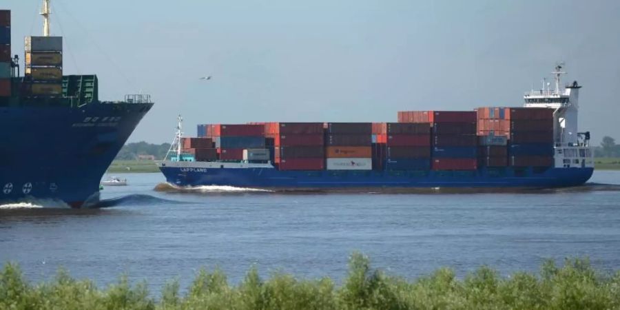 Künftig können grosse Containerschiffe die Elbe mit einem zusätzlichen Meter Tiefgang befahren und dann rund 1300 Standardcontainer mehr zum Hamburger Hafen transportieren. Foto: Marcus Brandt