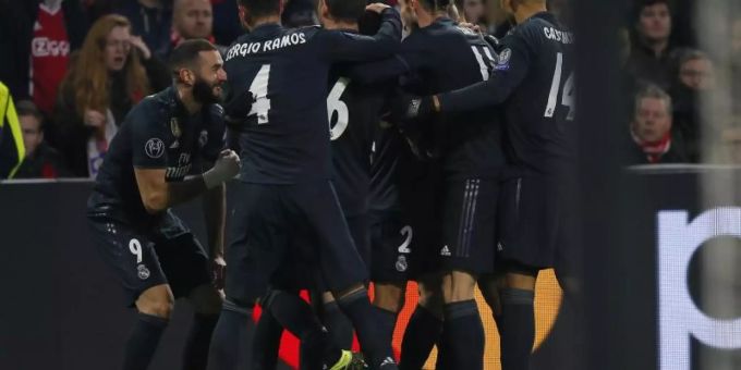 Die Real-Spieler feiern das Tor zum 1:0 in Amsterdam. Foto: Peter Dejong/AP Die Real-Spieler feiern das Tor zum 1:0 in Amsterdam. Foto: Peter Dejong/AP