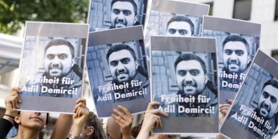 In Köln demonstrieren die Menschen für eine Freilassung Demirci's. Foto: Christoph Hardt/Geisler-Fotopress