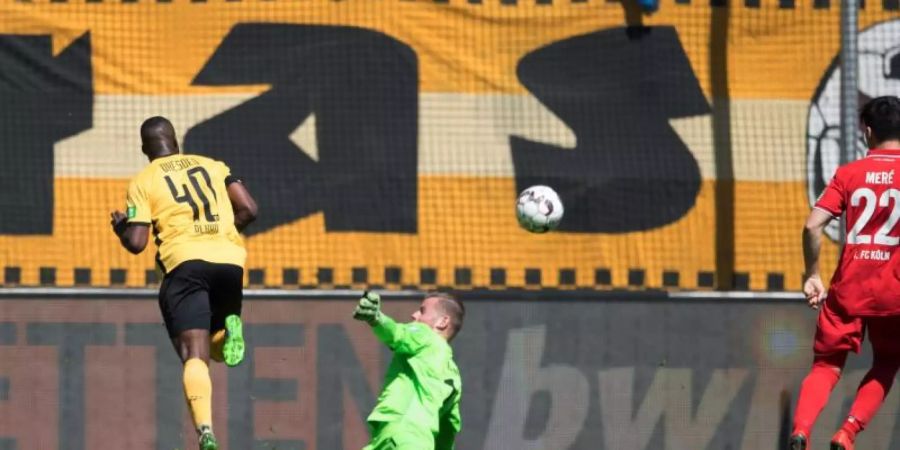 Dynamos Erich Berko (l)lässt FC-Keeper Timo Horn (M) keine Chance. Foto: Sebastian Kahnert