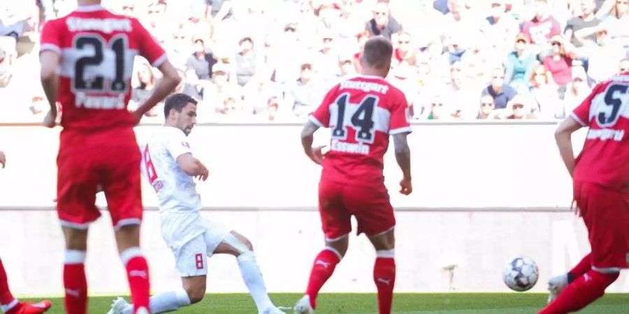 Der Augsburger Rani Khedira trifft zum zwischenzeitlichen 1:0. Foto: Tom Weller