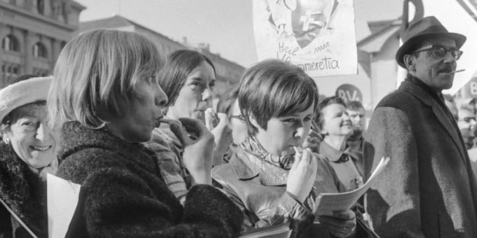 Das Pfeifkonzert galt all den Männern, die seit Jahrzehnten dem Frauenstimmrecht Hindernisse in den Weg legten. (Archivbild) Frauenrecht