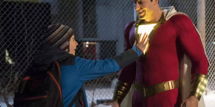 Jack Dylan Grazer (l) als Freddy Freeman und Zachary Levi als Shazam in einer Szene des Films «Shazam!». Foto: Steve Wilkie/Warner Bros.