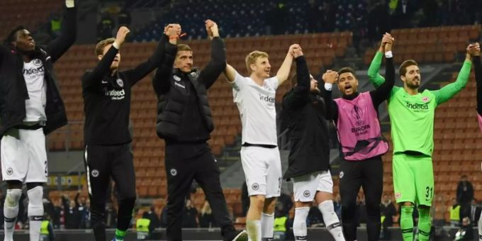 Die Frankfurter Spieler feiern den Einzug in das Europa-League-Viertelfinale. Foto: Arne Dedert Die Frankfurter Spieler feiern den Einzug in das Europa-League-Viertelfinale. Foto: Arne Dedert