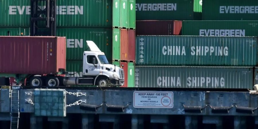 Container werden im US-Hafen Long Beach entladen