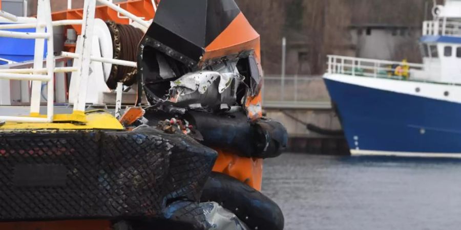 Der Offshore-Versorger «World Bora» liegt nach dem Unfall im Stadthafen von Sassnitz. Foto: Stefan Sauer