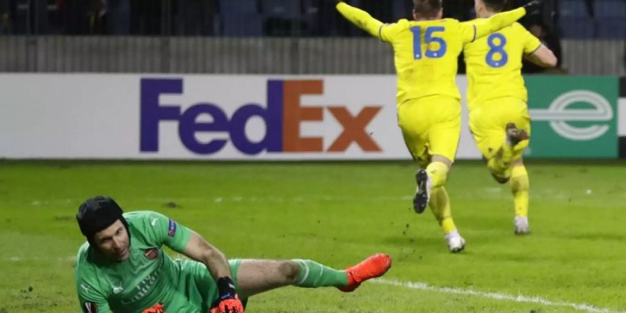 Arsenal-Keeper Petr Cech ist geschlagen, Borissow-Torschütze Stanislau Drahun (r) lässt sich feiern. Foto: Sergei Grits/AP