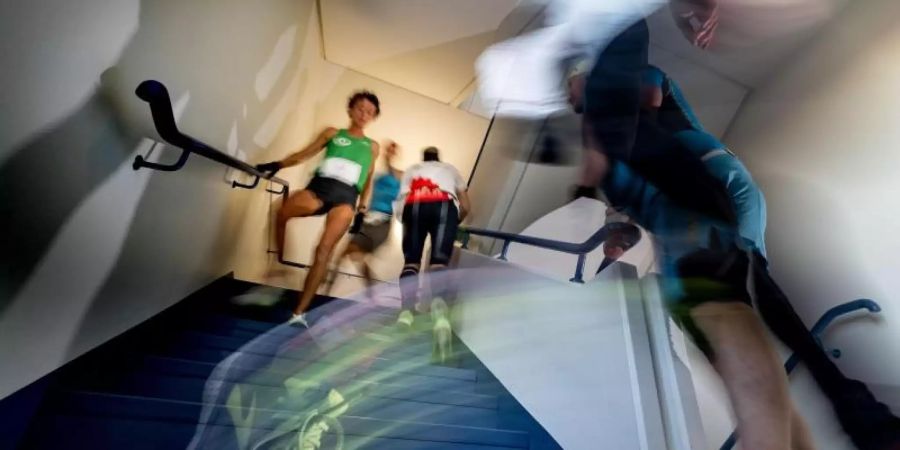 Die Läufer überbrücken die Marathondistanz von 42,192 Kilometern, allerdings laufen sie diese im Treppenhaus eines Hochhauses. Foto: Peter Steffen