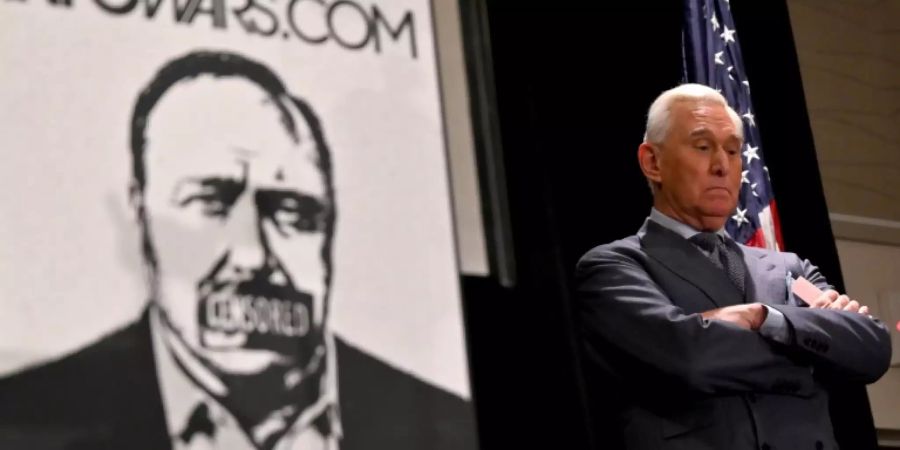 Stone bei einem Auftritt vor der Presse