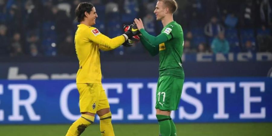 Oscar Wendt (r) ist vertraglich nun noch länger an Mönchengladbach gebunden. Foto: Ina Fassbender
