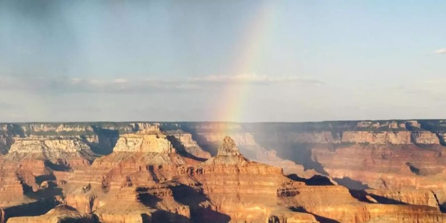 Blick in den Grand Canyon mit Regenbogen. Foto: Rebecca Krizak