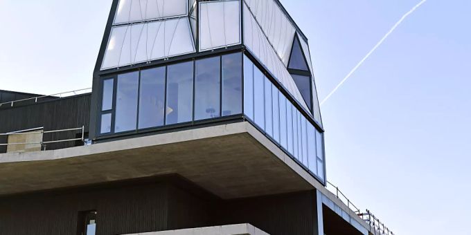 Auf der obersten Plattform des Experimentalgebäudes «Nest» thront das «DFAB House». Das unterste Stockwerk bietet einen Aufenthaltsraum, die oberen zwei Etagen beherbergen Gästezimmer. Auf der obersten Plattform des Experimentalgebäudes «Nest» thront das «DFAB House». Das unterste Stockwerk bietet einen Aufenthaltsraum, die oberen zwei Etagen beherbergen Gästezimmer.