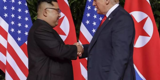 Spektakuläres Treffen - bislang ohne echte Abrüstungsfortschritte: Kim Jong Un und US-Präsident Donald Trump im Juni 2018. Foto: Evan Vucci/AP Donald Trump