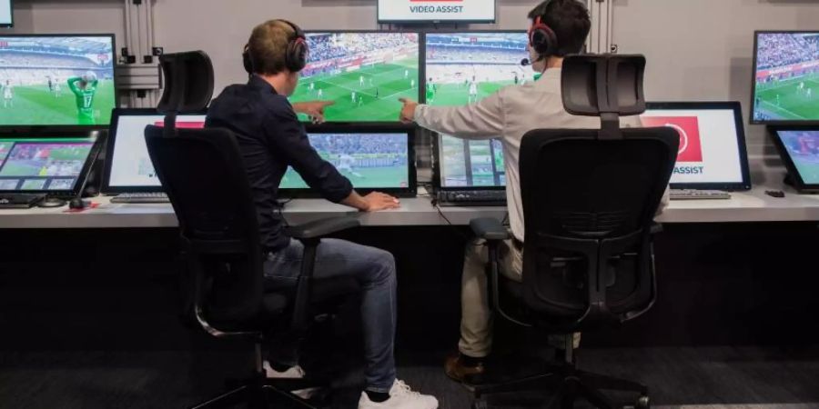 Während der Bundesligaspiele sitzt in Köln ein Video-Schiedsrichter. Foto: Rolf Vennenbernd