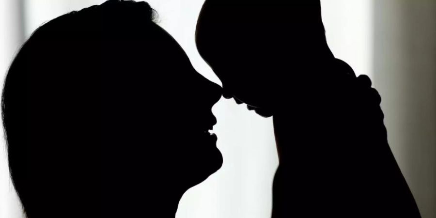 Laut einer britischen Studie dauert es nach der Geburt des ersten Kindes bis zu sechs Jahre, bis Mutter und Vater wieder so schlafen können wie davor. Foto: Patrick Pleul