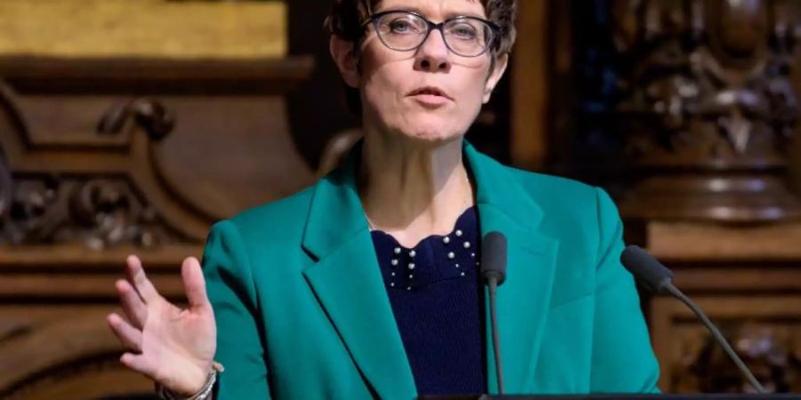 Annegret Kramp-Karrenbauer sieht eine «grosse Schuld» bei der katholischen Kirche im Missbrauchsskandal. Foto: Axel Heimken