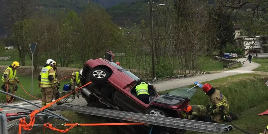 Mit Brechwerkzeug musste der mittelschwer verletzte Lenker aus dem Fahrzeug befreit werden.