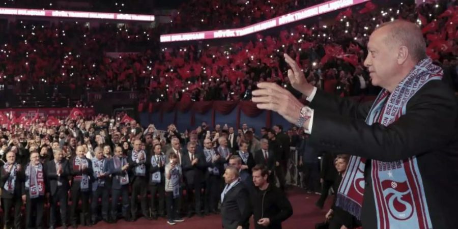 Recep Tayyip Erdogan (r), Präsident der Türkei, begrüsst Unterstützer: Am 31. März finden in der Türkei Kommunalwahlen statt. Foto: Pool Presidential Press Service/AP