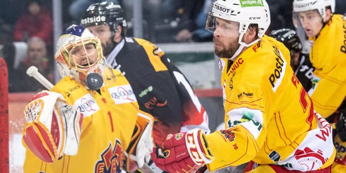Andrew Ebbet (SCB, hinten) im Pulk. SCB Andrew Ebbett