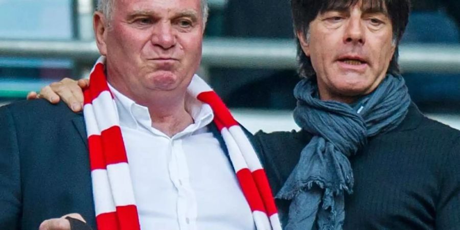 Uli Hoeness (l) wollte Bundestrainer Joachim Löw Trubel ersparen. Foto: Marc Müller