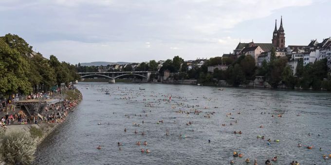 Das Basler Münster (links) und der Rhein. Basler Münster