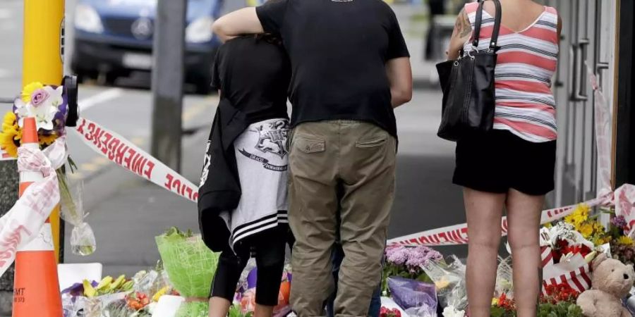 Menschen trauern in der Nähe der Al-Nur-Moschee in Christchurch. Foto: Mark Baker/AP