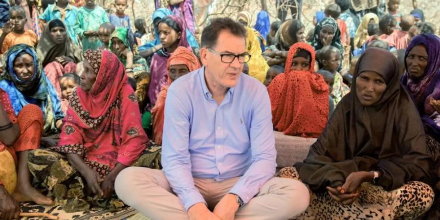 Entwicklungsminister Gerd Müller bei einem Besuch in der von Dürre und Hunger geplagten Somali-Region in Äthiopien im April 2017. Foto: Kay Nietfeld/Symbol