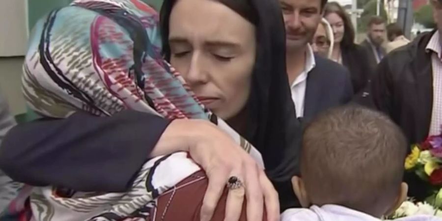 Neuseelands Premierministerin Jacinda Ardern tröstet eine Frau während ihres Besuchs einer Moschee in Wellington. Foto: TVNZ/AP