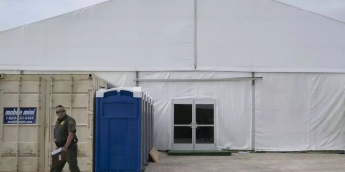 US-Grenzbeamter vor Zelt für Einwanderer US-Grenzbeamter vor Zelt für Einwanderer
