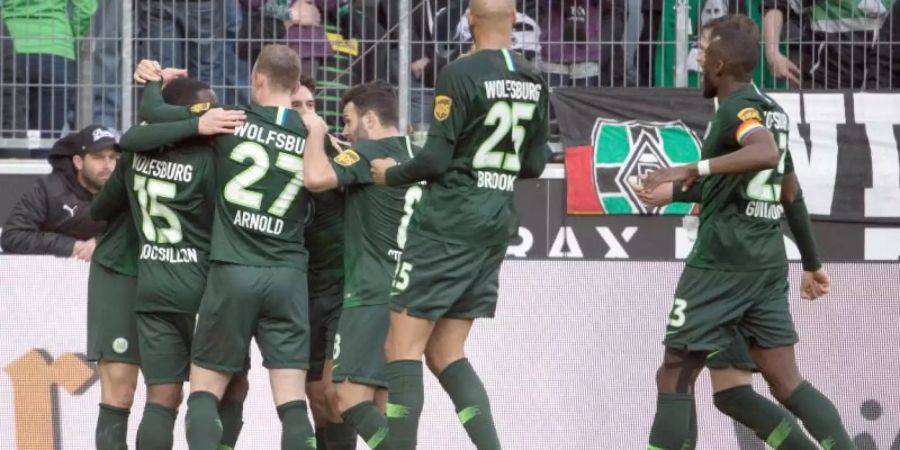 Die Wolfsburger feiern Yannick Gerhardts Tor zum 1:0. Foto: Federico Gambarini