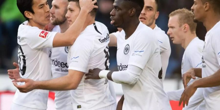 Die Frankfurter Spieler bejubeln den Auswärtssieg gegen Hannover 96. Foto: Swen Pförtner