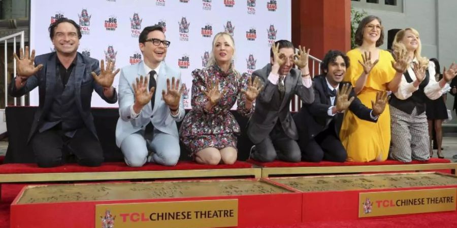 Sieben auf einem Streich: Johnny Galecki (l-r), Jim Parsons, Kaley Cuoco, Simon Helberg, Kunal Nayyar, Mayim Bialik und Melissa Rauch haben ihre Hände in den feuchten Zement gedückt. Foto: Willy Sanjuan/Invision